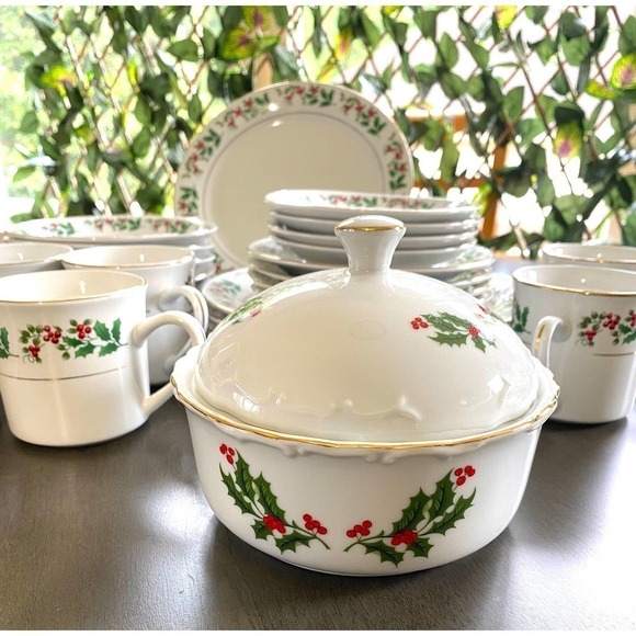 Gibson Charm, Delight Holiday Harmony, Place Settings for 4 Plus Candy Dish - Picture 3 of 7